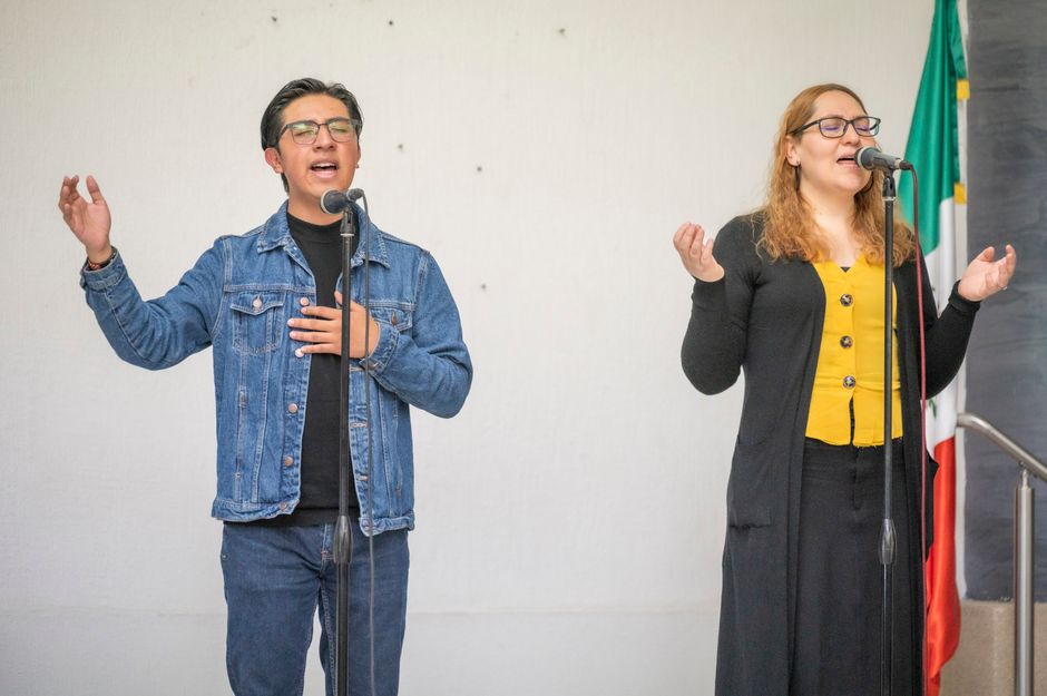 cantantes jovenes